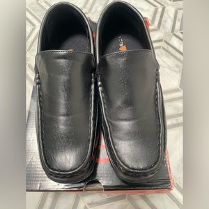 Deer stag black loafers boys size 4 New